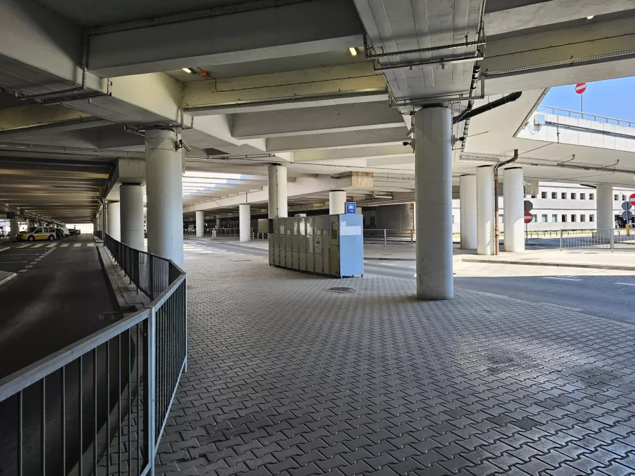 Consignes à bagages devant le hall des arrivées