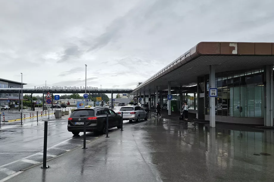 Station de taxis devant le hall d'arrivée