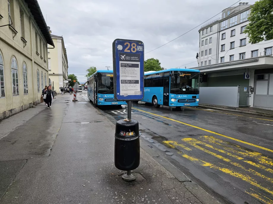 Arrêt de bus à l'aéroport près de la gare centrale