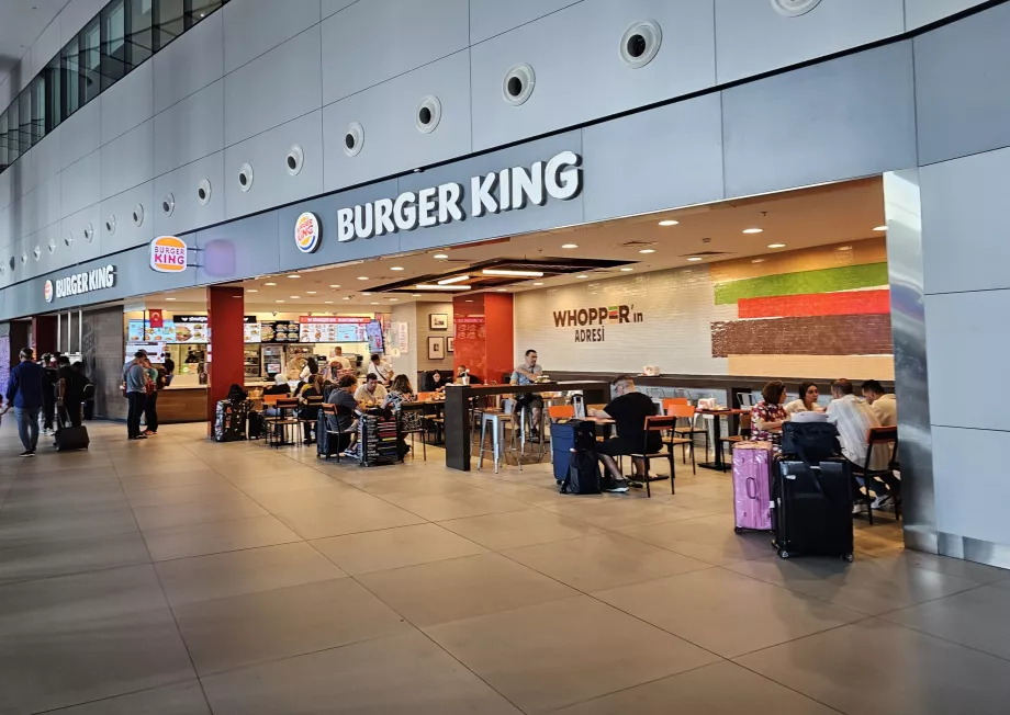 Buger King dans le hall d'arrivée et les espaces publics