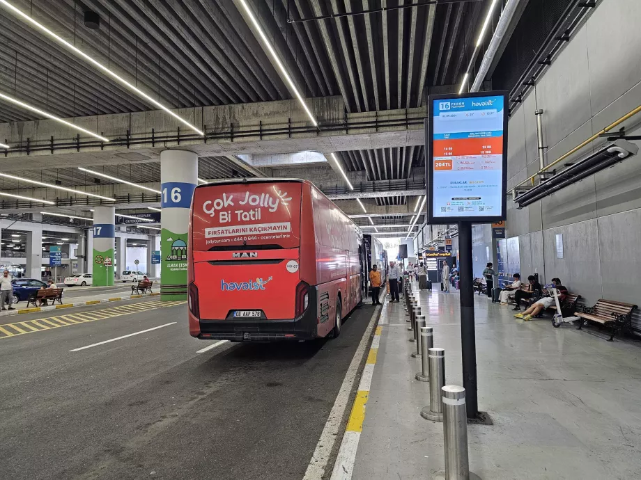 Arrêt de bus à l'aéroport - ligne direction Taksim (centre)