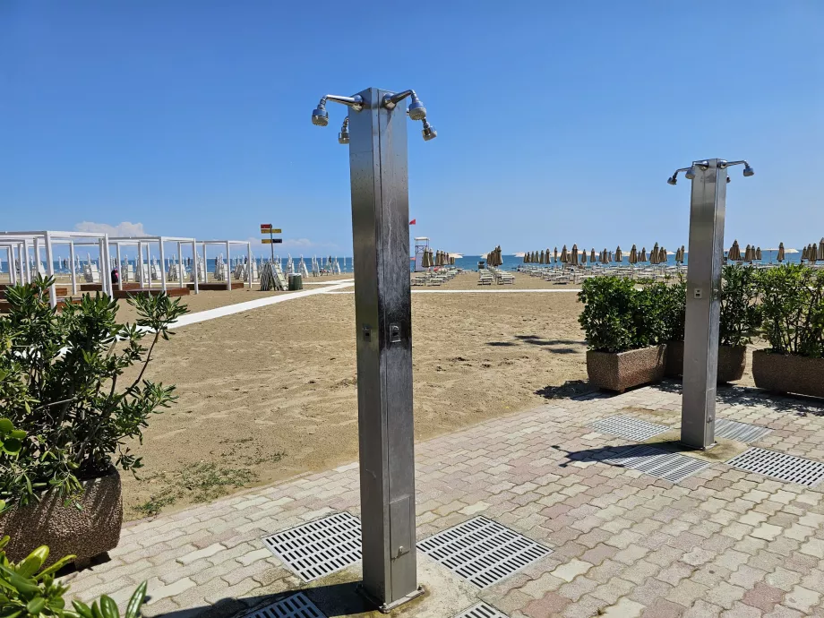 Douches sur la plage du Lido