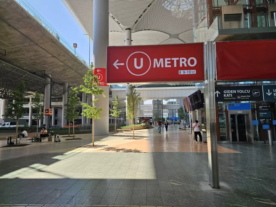 Métro à l'aéroport IST