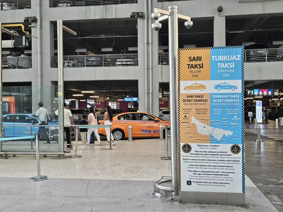 Station de taxis devant le hall d'arrivée