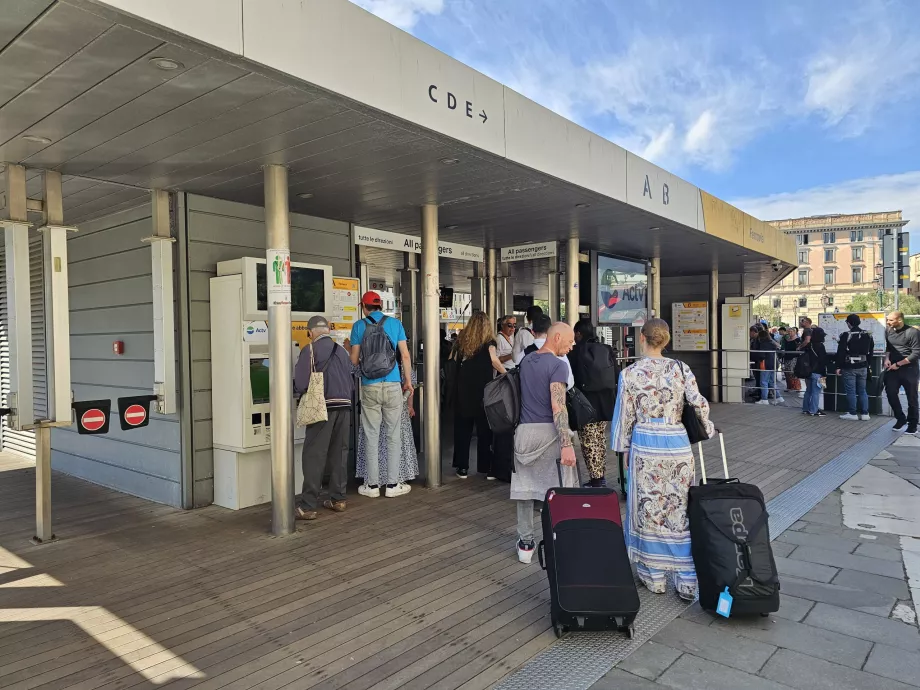 Distributeurs de billets ACTV devant la gare