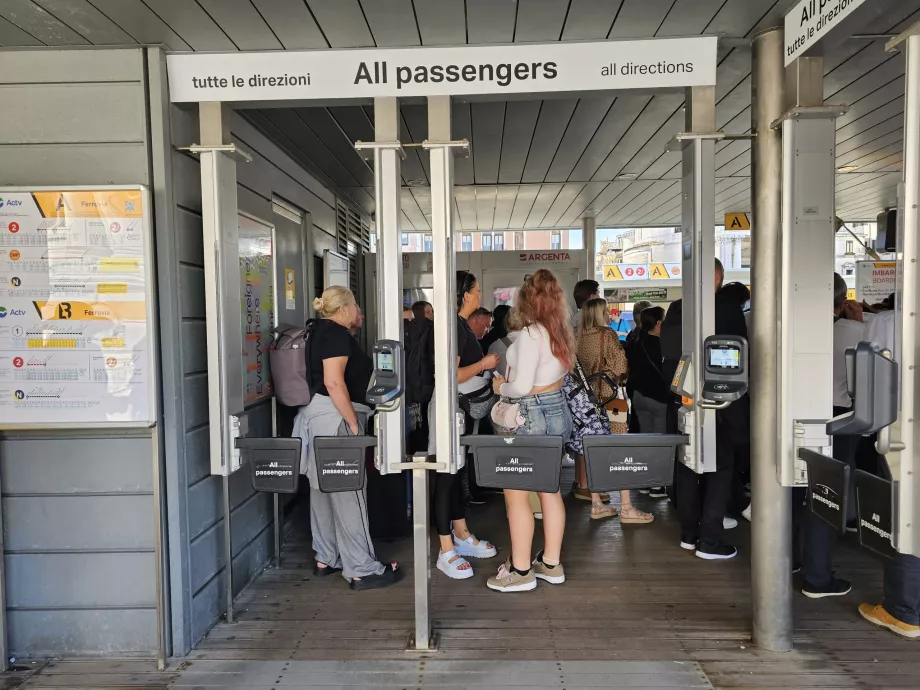 Tourniquets à l'entrée du quai devant la gare