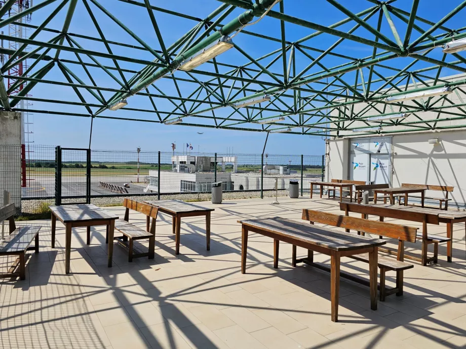 Terrasse fumeurs, aéroport de Pula