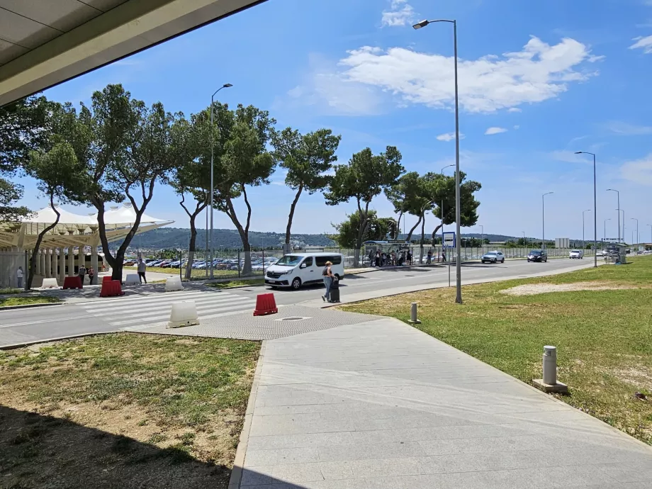 Le chemin vers les arrêts de bus 37. Arrêt à droite en direction de Trogir, à gauche en direction de Split.