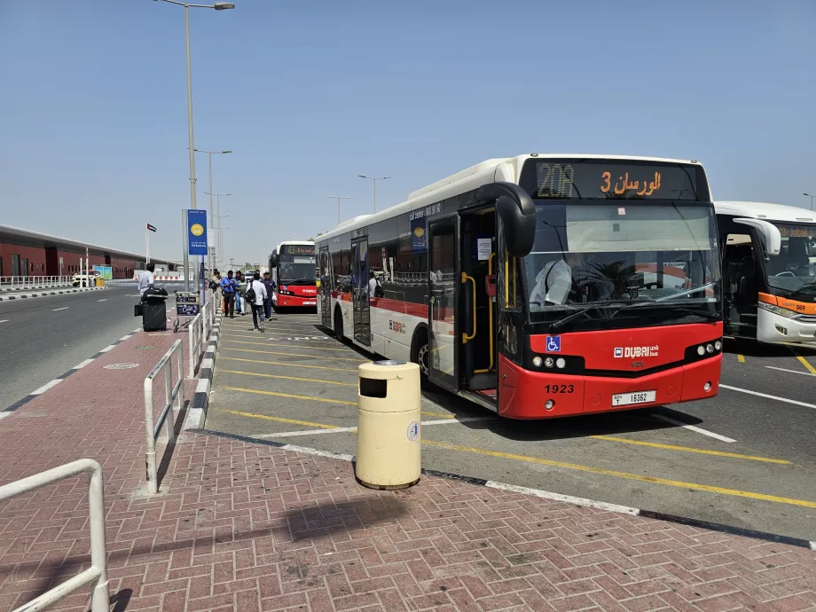 Arrêt de bus devant le terminal 2