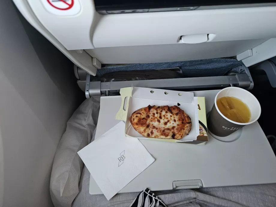 Collation avant l'atterrissage sur un vol long-courrier de Royal Brunei Airlines