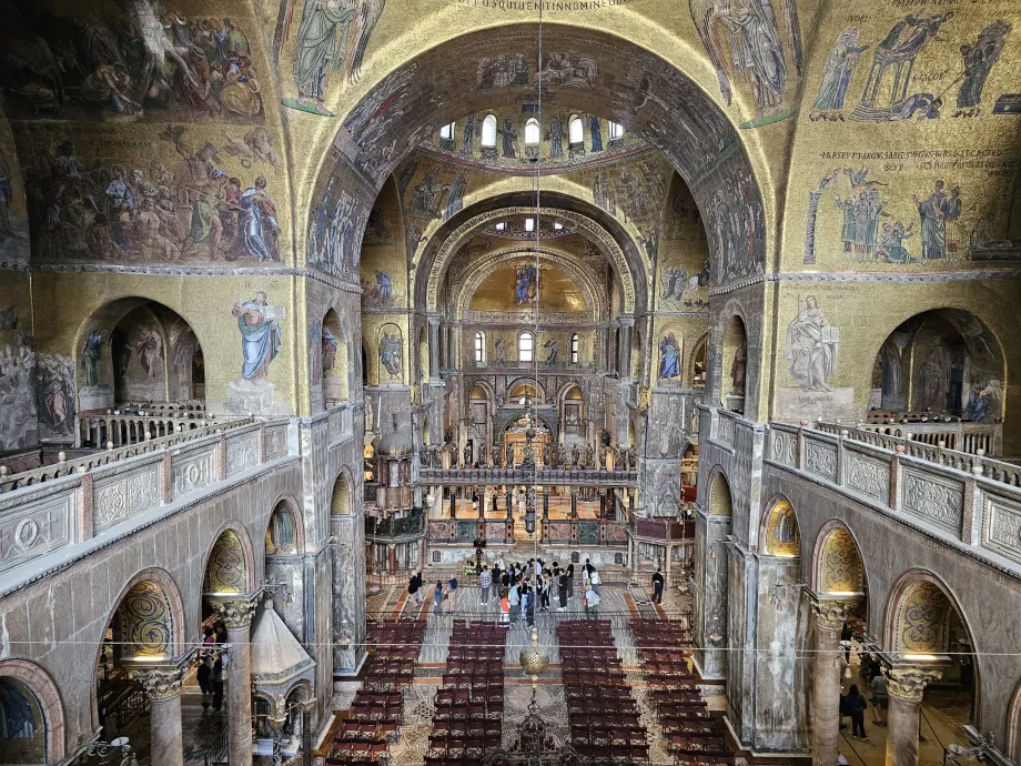 Vue de la basilique depuis la galerie