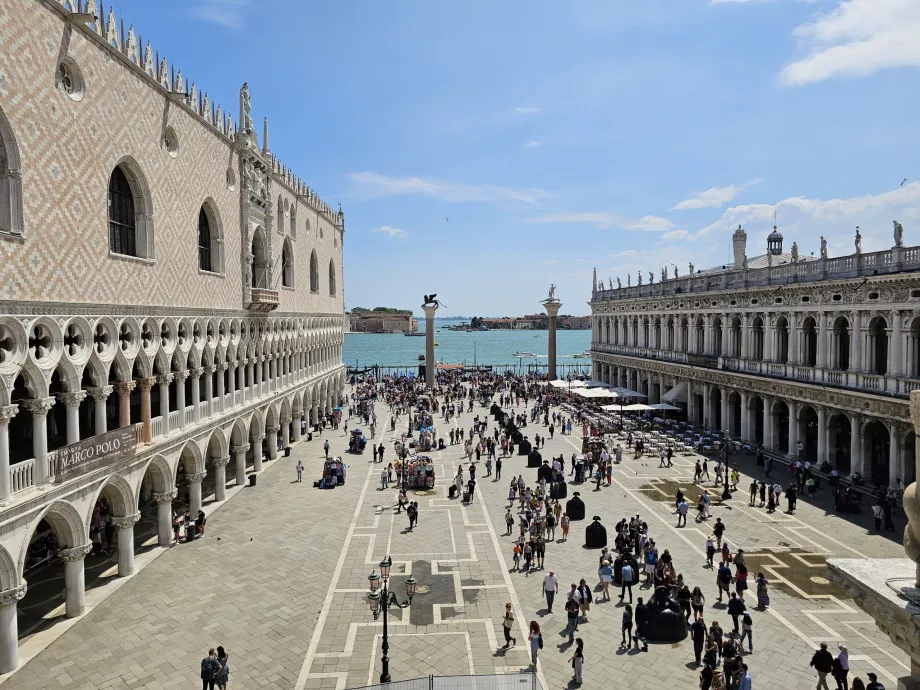 Vue du Palais des Doges depuis la galerie