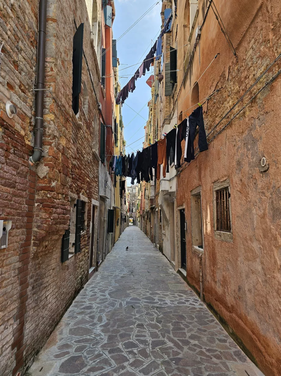 Accrochage de vêtements dans les rues de Venise