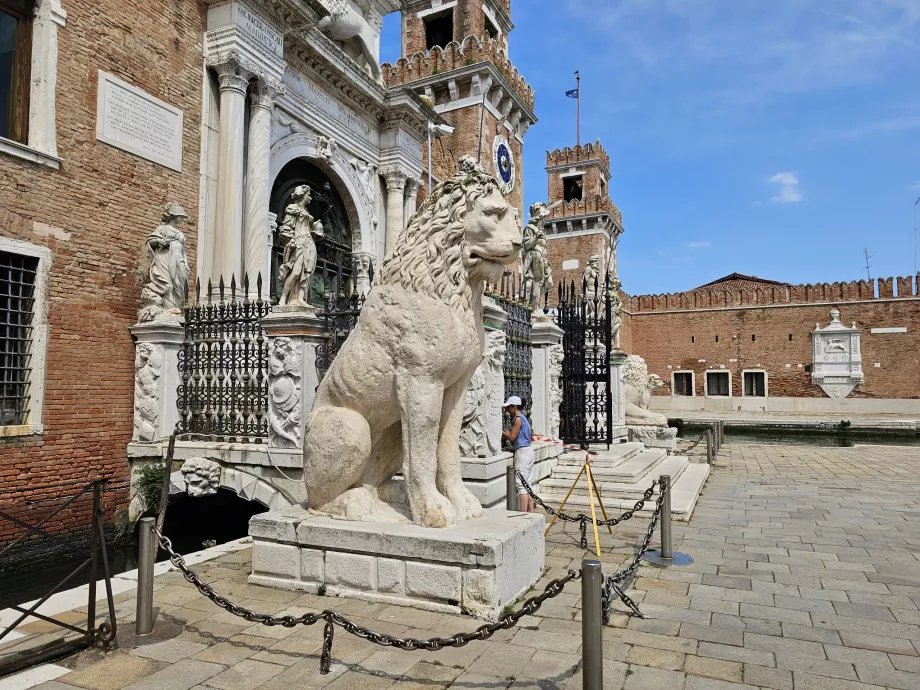 Statue de lion devant les chantiers navals vénitiens