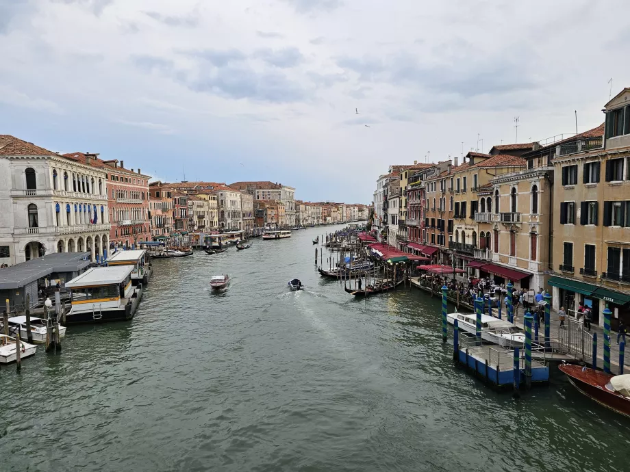 Vue du pont du Rialto sur le Grand Canal