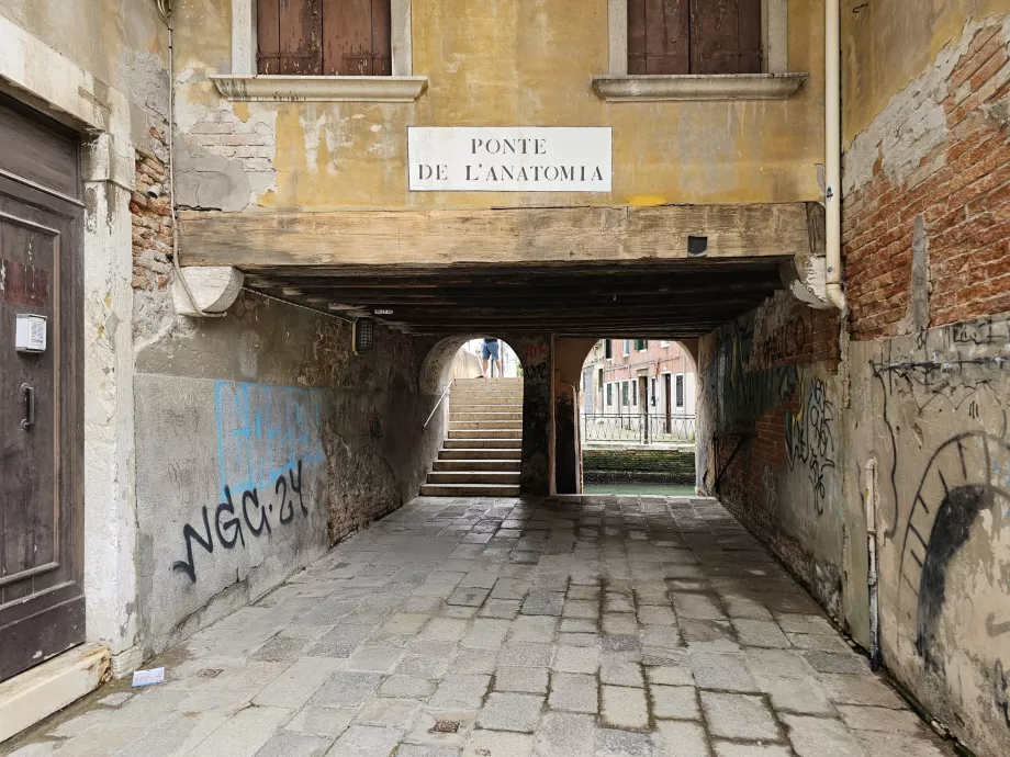 Passages sous les maisons à Venise