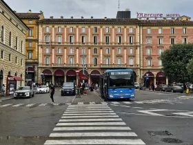 Les bus 81, 91, 35 et 39 s'arrêtent devant Bologna Centrale.