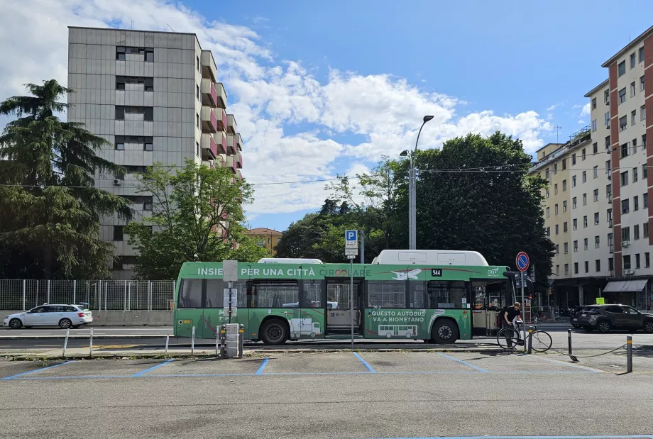 Arrêt de bus 944, Ospedale Maggiore