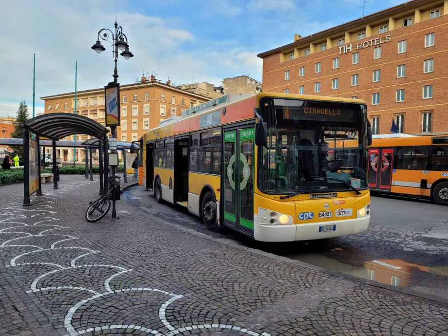 Arrêt de bus à la gare