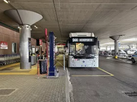 Arrêt de bus 944 à l'aéroport
