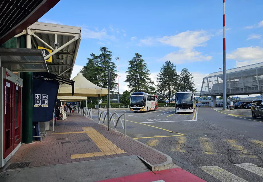 Arrêt des bus longue distance, des bus de nuit et de la ligne 54