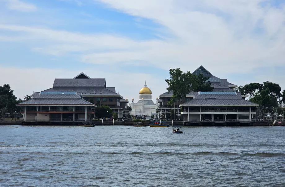 Vue de la mosquée Omar Ali Saifuddien depuis Kampong Ayer