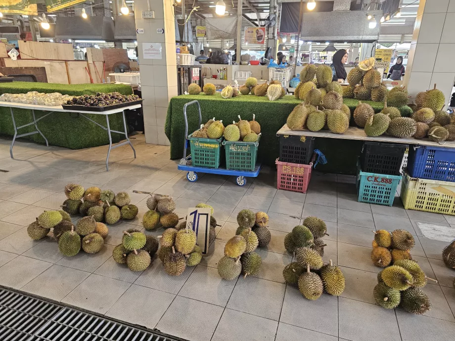 Durians au marché de nuit de Gadong