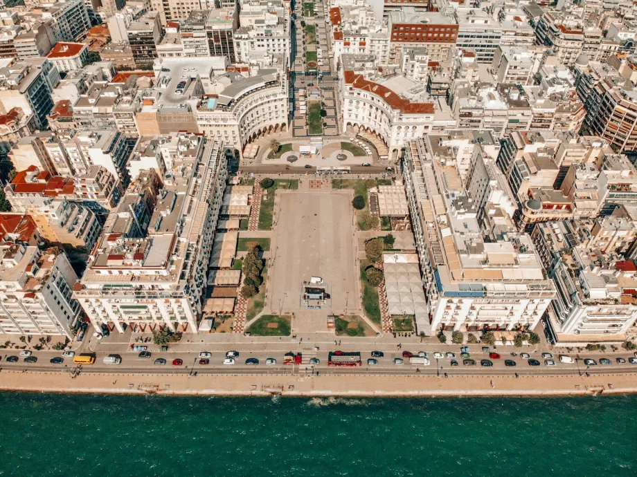 Vue d'en haut de la place Aristote