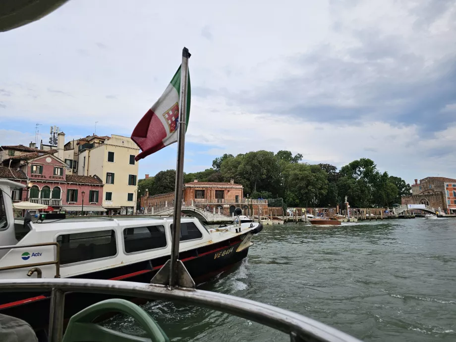 Sièges extérieurs à l'arrière du vaporetto