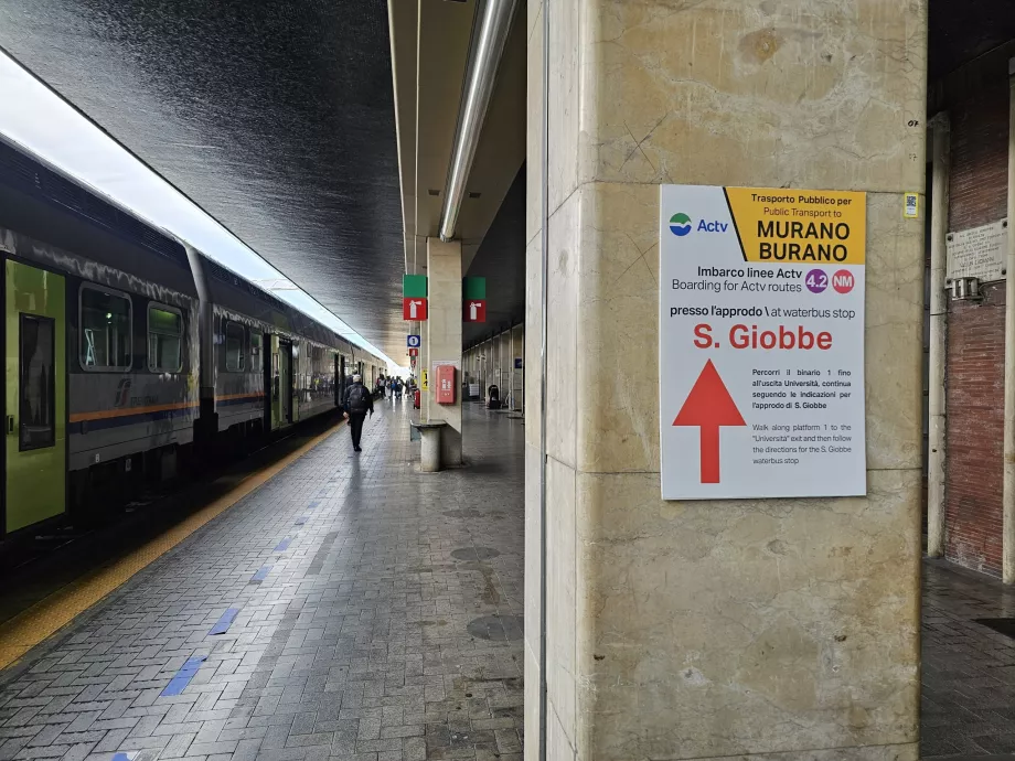 Signes vers le port de plaisance de San Giobbe