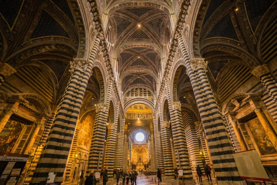 Vue générale de l'intérieur de la cathédrale