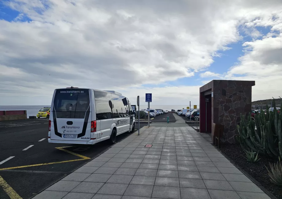 Arrêt de bus devant le terminal