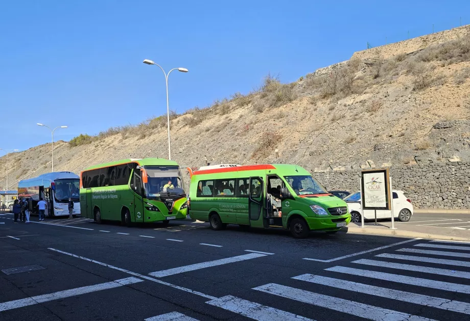 Les bus de transport public s'arrêtent devant le terminal