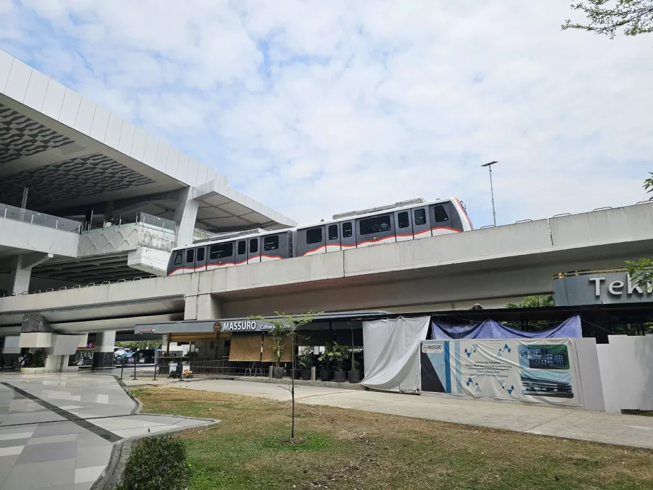 Train entre les terminaux et vers la gare