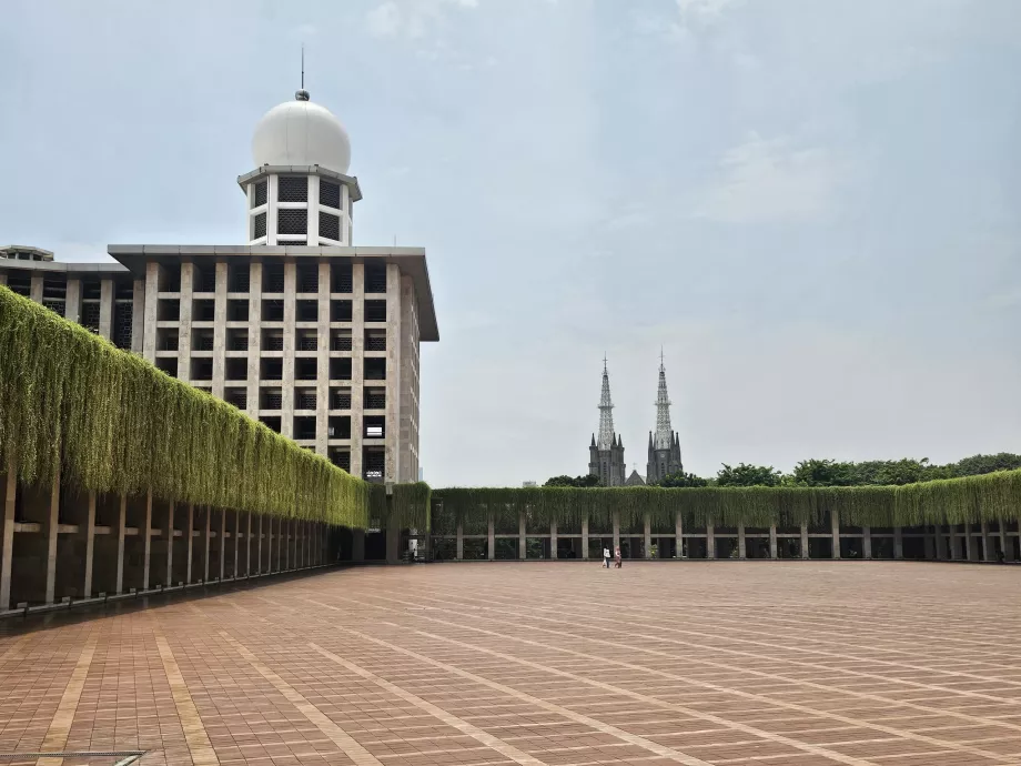 Mosquée Istiqlal avec la cathédrale en arrière-plan