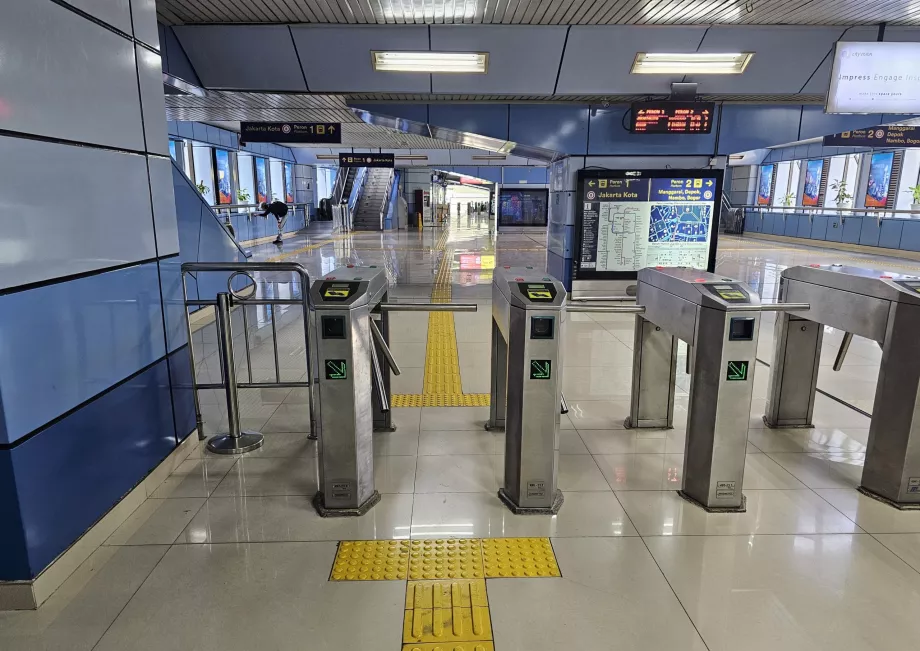 Tourniquets dans une gare de trains de banlieue