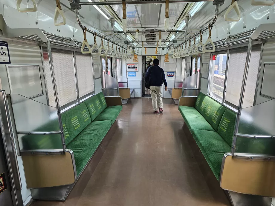 Intérieur d'un train de banlieue