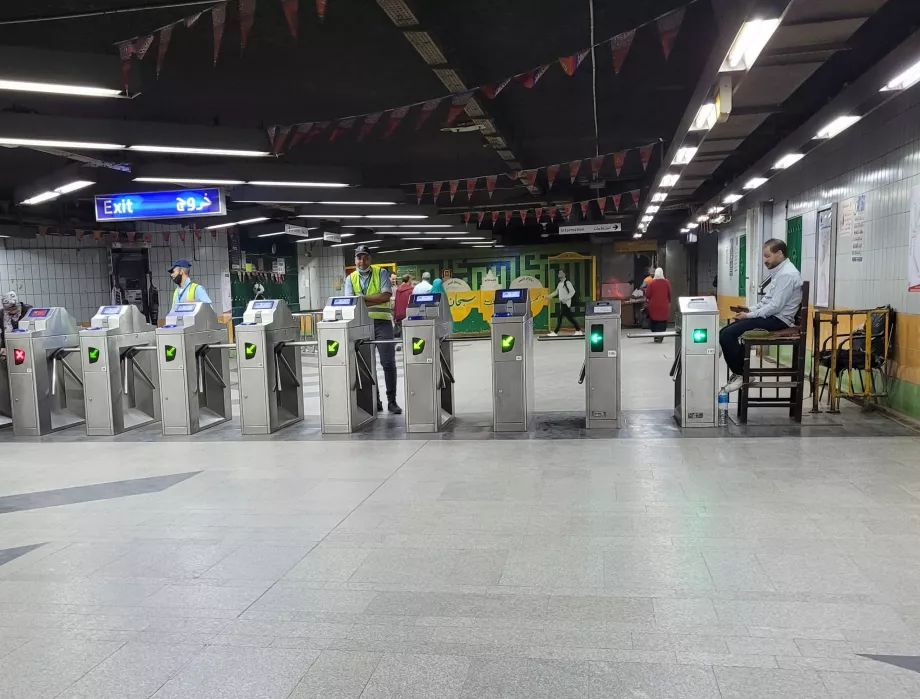 Tourniquets à l'entrée du métro