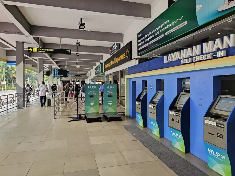 Kiosques en libre-service à l'extérieur de l'entrée du hall