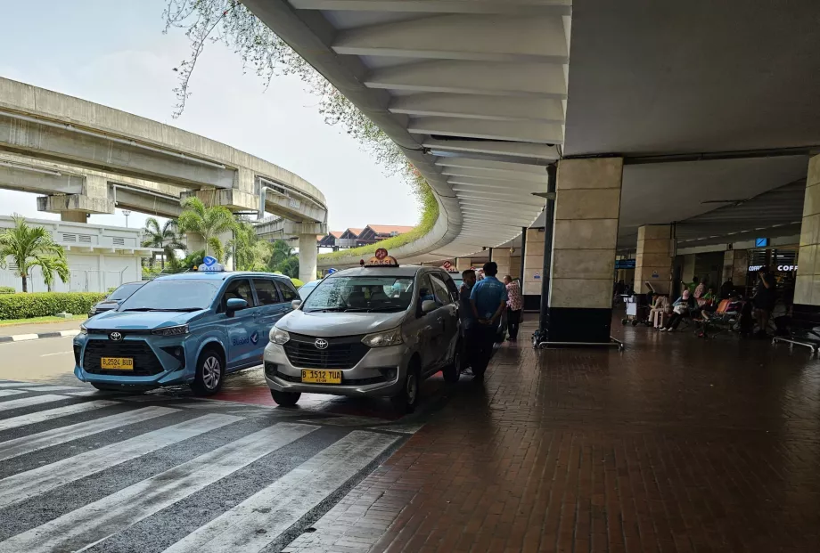 Taxi devant le terminal 2