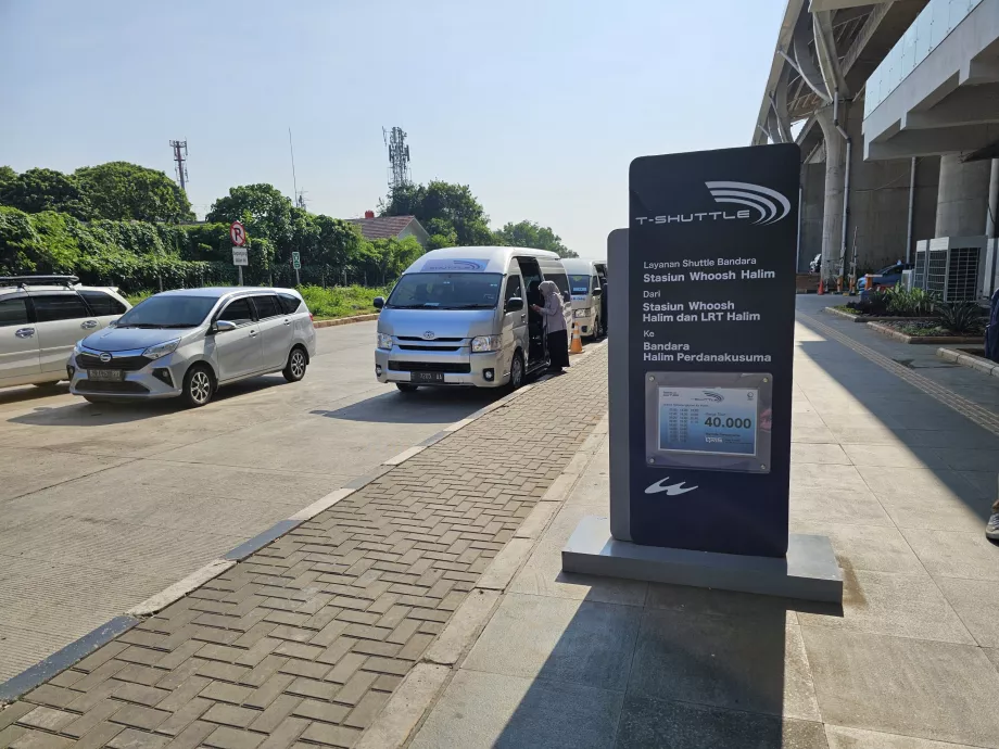 Arrêt de bus de l'aéroport de Halim devant la gare de trains rapides