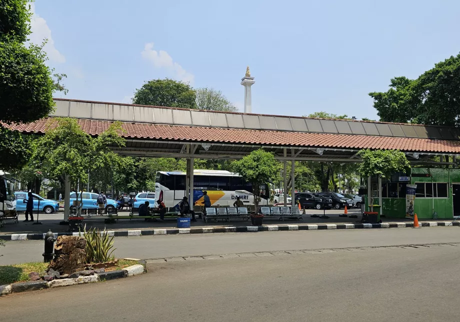 Arrêt de bus DAMRI près de la gare de Gambir