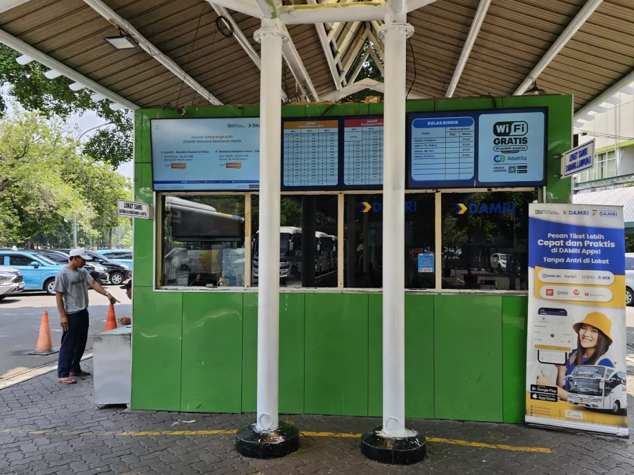 Caisse - arrêt de bus à la station Gambir