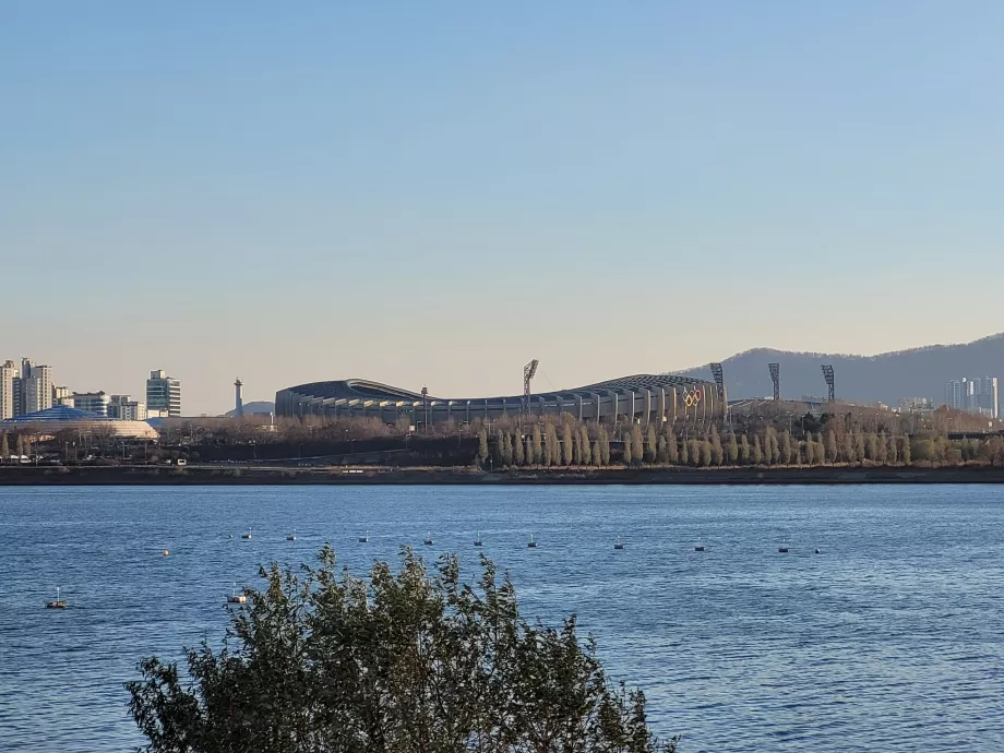 Stade olympique depuis le parc Ttukseom