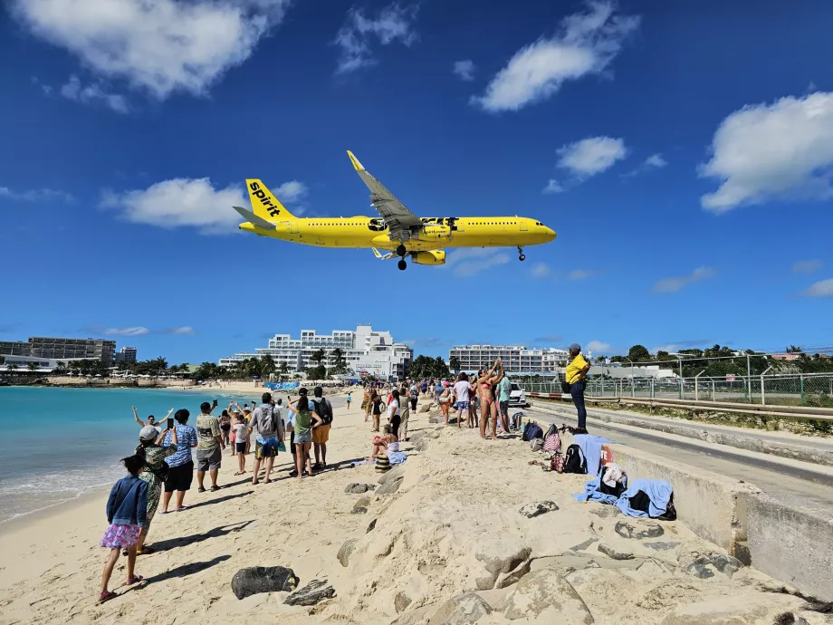 Arrivée de Spirit Airlines au-dessus de Maho Beach