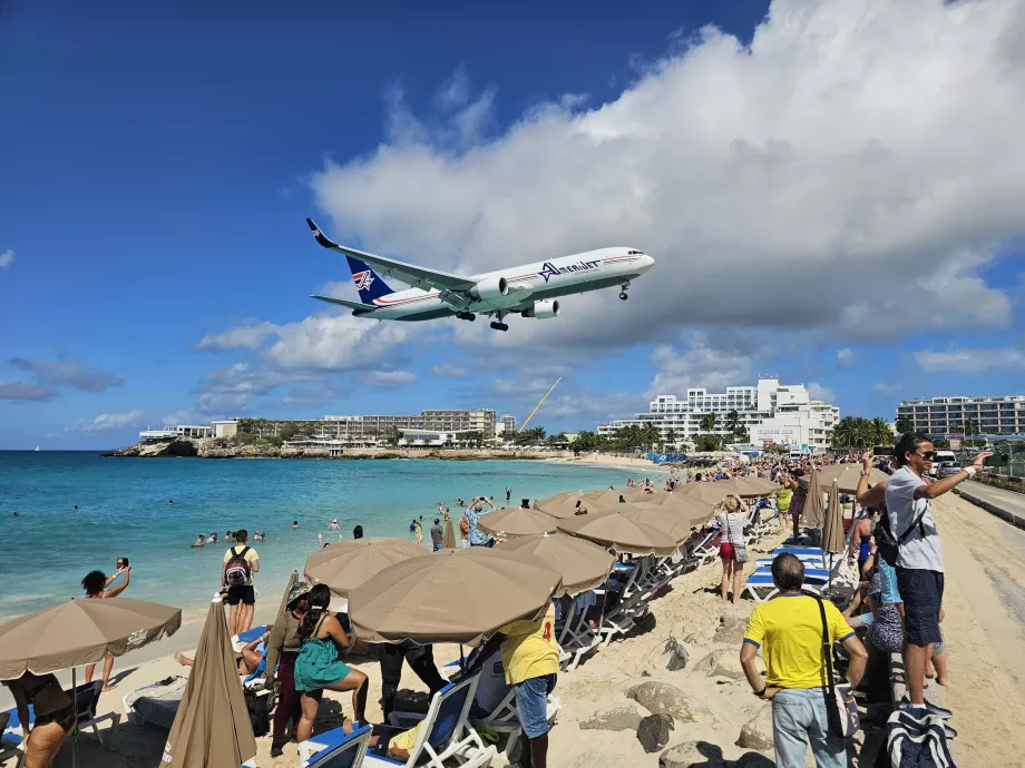 Parasols et chaises longues sur la plage de Maho Beach