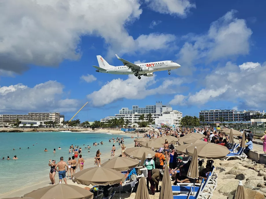 Sky High Dominicana sur la plage de Maho