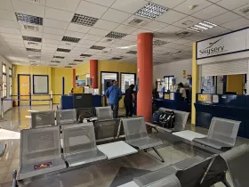 Comptoirs d'enregistrement et contrôle de sécurité, aéroport de Leros