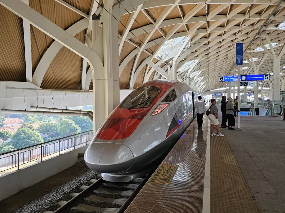 Gare de Halim, train à grande vitesse