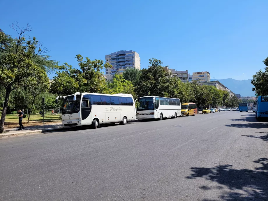 Bus pour l'aéroport sur le côté est de la place